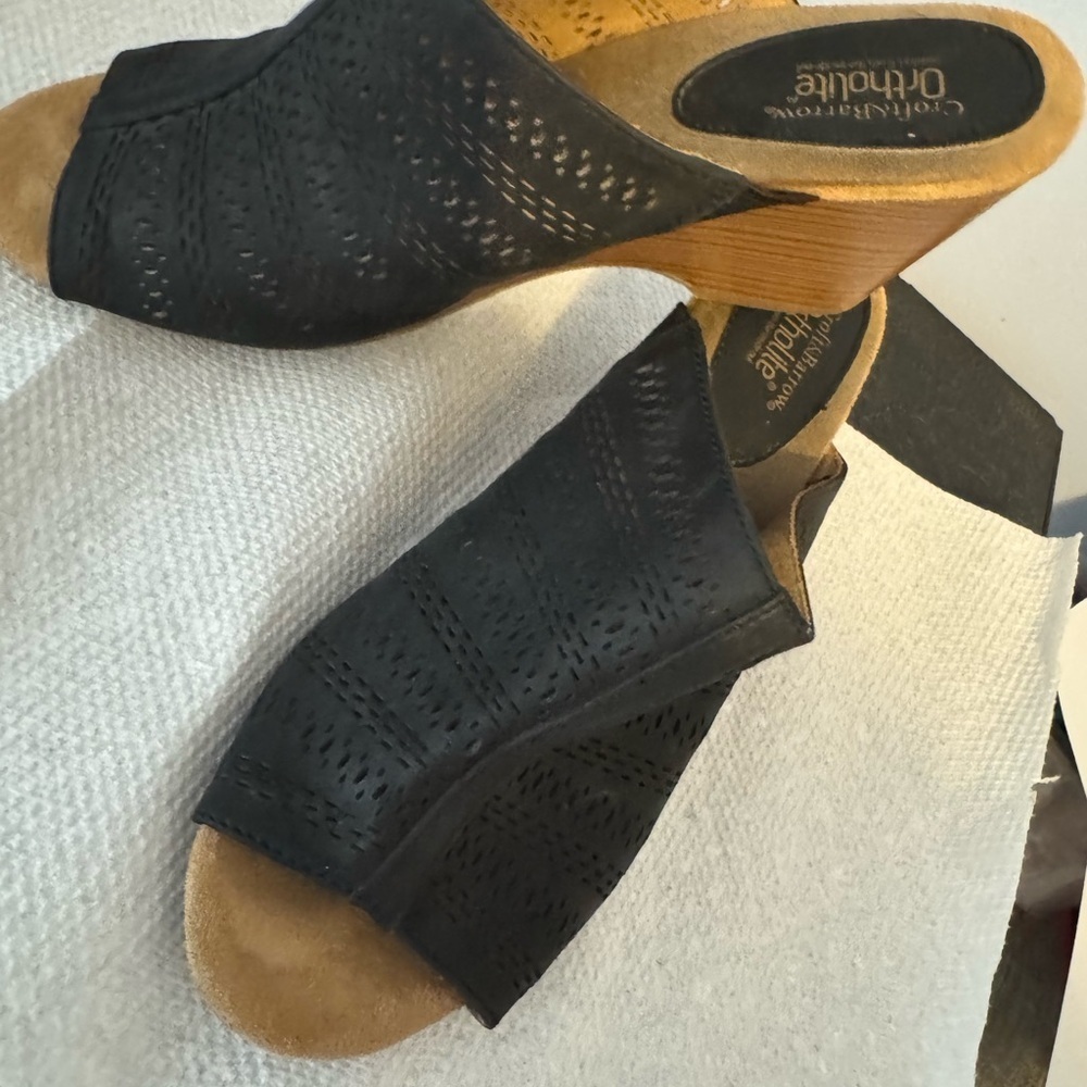 Super cute breathable summer low heel wedge sander. Versatile and timeless! 7. - Picture 6 of 8